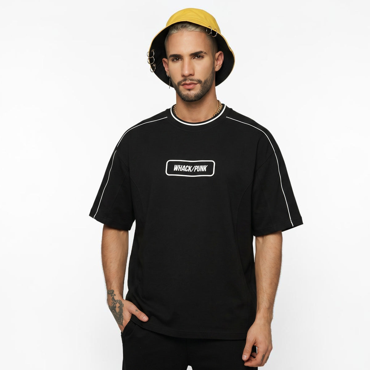 MONROE STORE camiseta negra de algodón 100% unisex, manga corta raglán, cuello redondo y detalle de cinta de contraste.