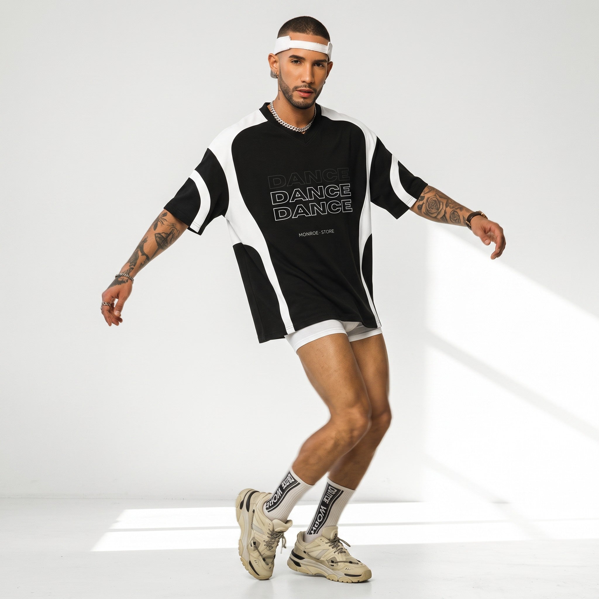 Modelo masculino con camiseta unisex MONROE STORE de algodón negro y blanco con cuello en V y estampado gráfico