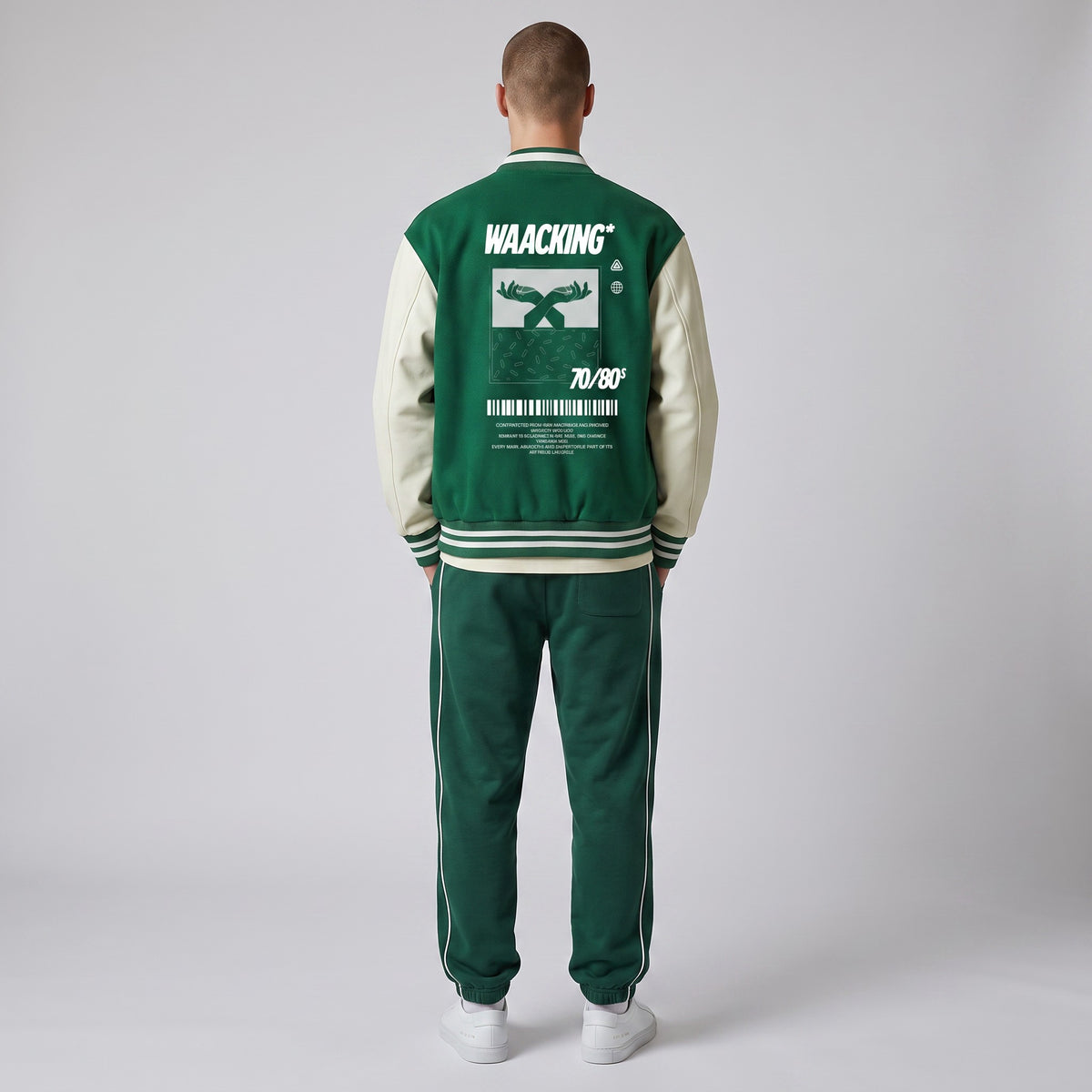 MONROE STORE chaqueta varsity bicolor verde y crema con estampado gráfico en la espalda sobre hombre de espaldas