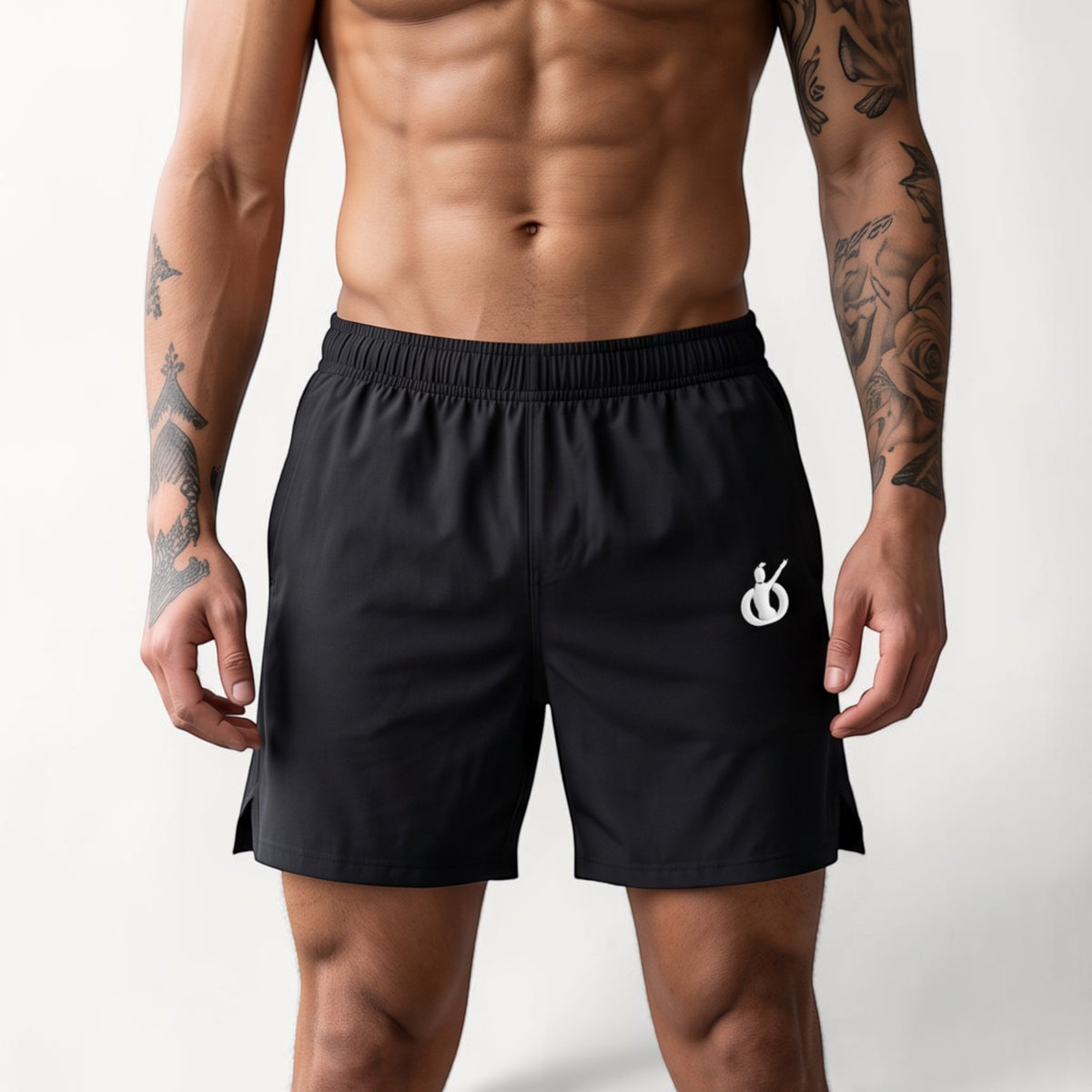 Hombre atlético con cinta para el pelo vistiendo pantalones cortos deportivos negros MONROE STORE en estudio