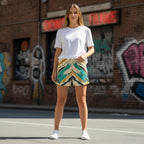 Modelo con shorts MONROE STORE de estampado de olas, camiseta blanca y zapatillas en una calle urbana con grafiti.