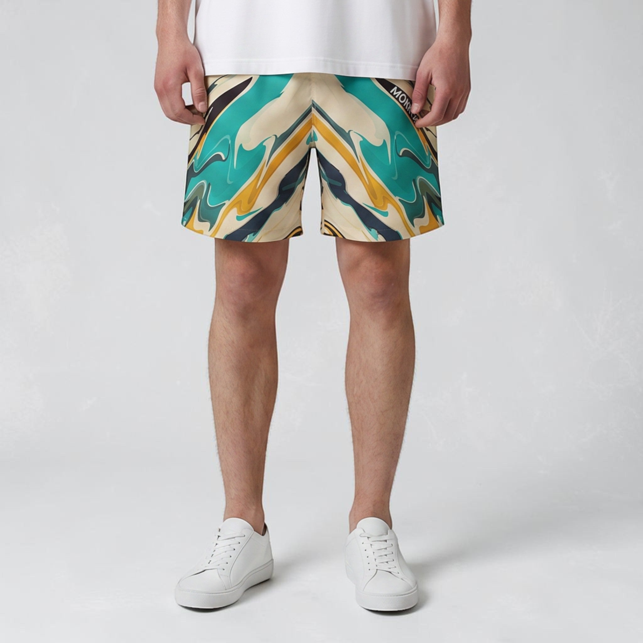 Modelo masculino vistiendo shorts de playa MONROE STORE con estampado de ondas en tonos turquesa, amarillo y beige.