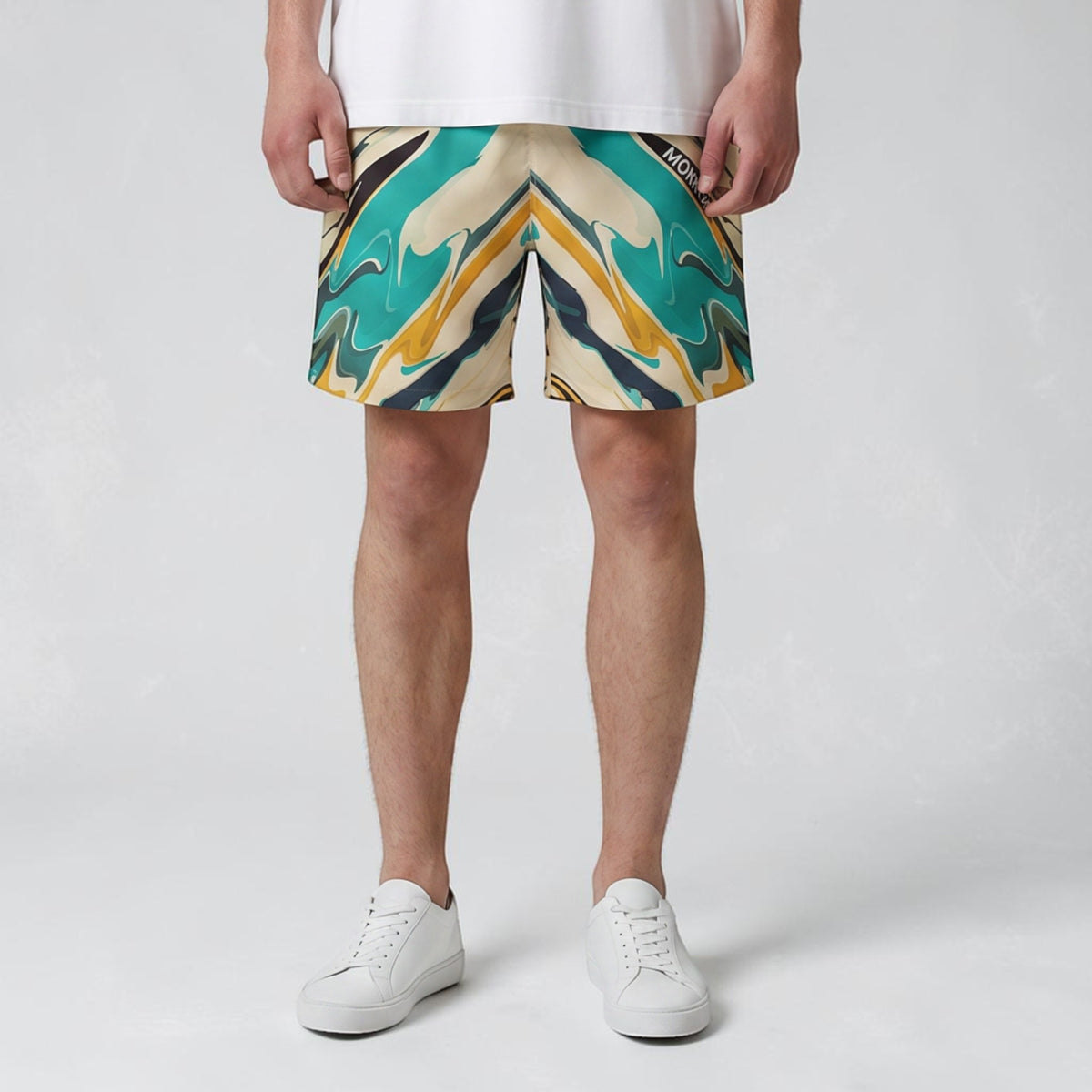 Modelo masculino vistiendo shorts de playa MONROE STORE con estampado de ondas en tonos turquesa, amarillo y beige.
