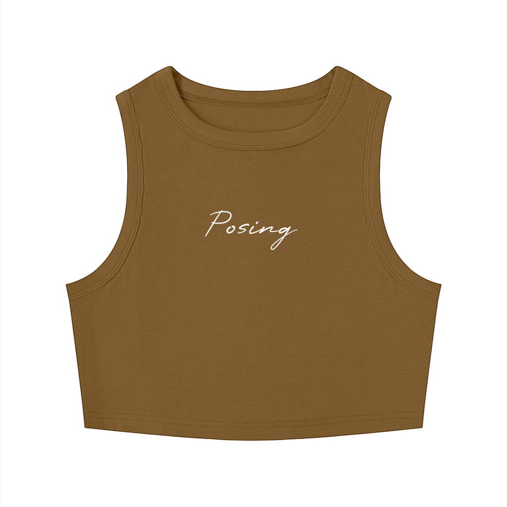 Top corto MONROE STORE color marrón con cuello redondo y texto Posing en blanco, estilo ajustado de rayón y spandex
