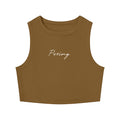 Top corto MONROE STORE color marrón con cuello redondo y texto Posing en blanco, estilo ajustado de rayón y spandex