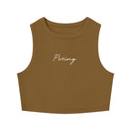 Top corto MONROE STORE color marrón con cuello redondo y texto Posing en blanco, estilo ajustado de rayón y spandex