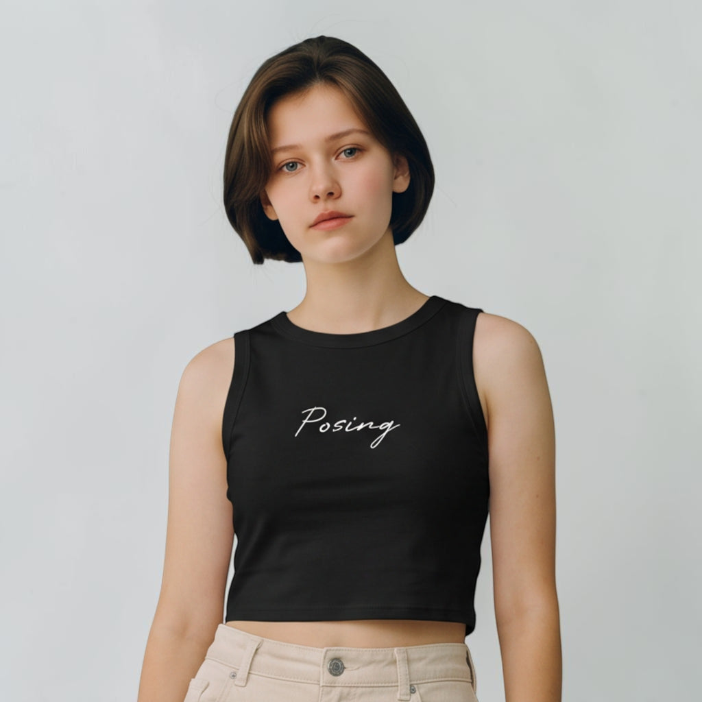 MONROE STORE top corto negro ajustado con cuello redondo y estampado Posing para mujer