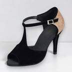 Zapatos de baile latino MONROE STORE de ante negro con tacón de aguja, puntera abierta y detalle de purpurina dorada.
